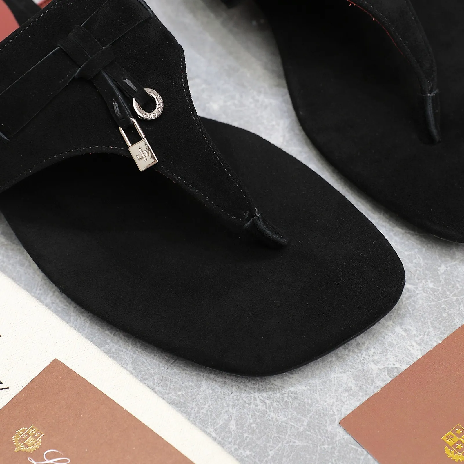 👟👟Ex-factory price 560👟👟 Purchasing-grade [Loro Piana] LP Mindil series T-strap thong sandals ✔️Top quality ✔️Soft sheep leather forms a tailor-made band that meets at the top of the upper and is fixed by a strong elastic ankle design. One is adorned with a discreet horn padlock, the other a gold circle badge. With its simple construction and sophisticated feel, these sandals are ideal for summer. ✔️Material: imported sheepskin fabric, sheepskin lining and feet ✔️Imported genuine leather outsole ✔️Code number: 35-42 (35/41/42 custom-made, non-refundable)